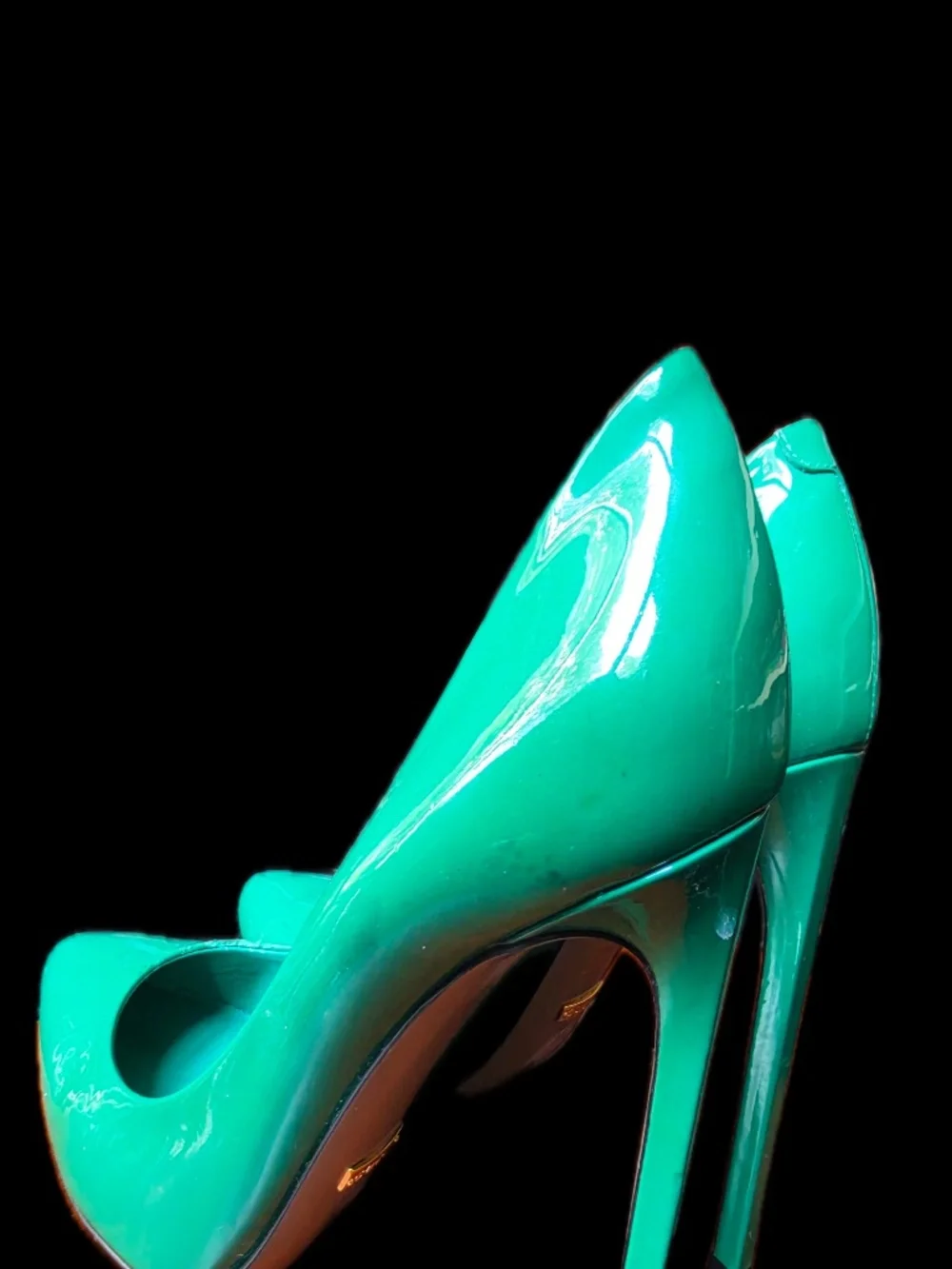 Gucci Patent Leather Pointed Toe Pumps in Emerald Green